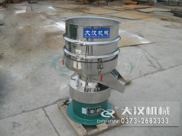 涂料過濾振動篩：利用振動電機的振動力帶動物料在篩網(wǎng)上進行篩分，從而利用篩網(wǎng)孔徑的大小不同，完成涂料的分級，除雜等篩分目的。