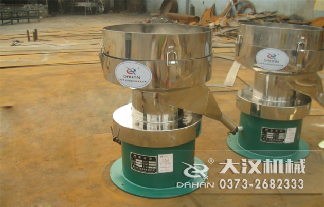 涂料振動篩底部為碳鋼材質，上半部分與無聊接觸的為不銹鋼材質，這種產(chǎn)品能夠在成本上有所節(jié)約。