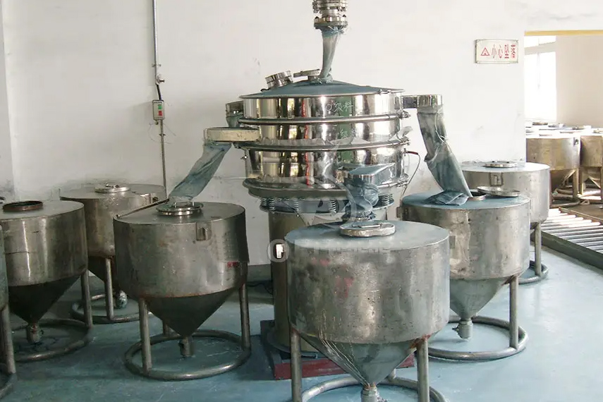 振蕩篩主要特點(diǎn)：換網(wǎng)容易，全封閉模式粉末不飛揚(yáng)，可連續(xù)作業(yè)