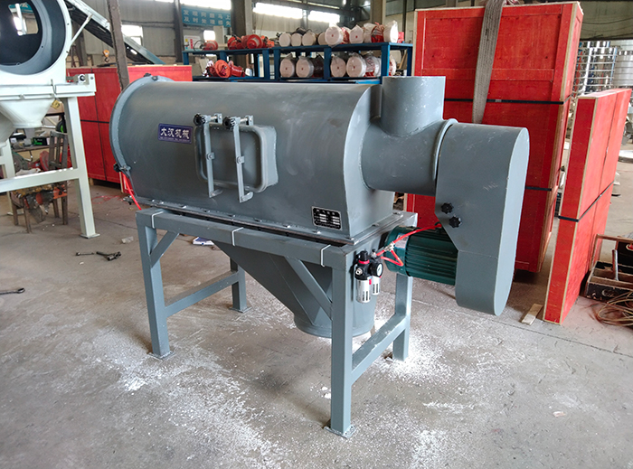 氣流篩采用碳鋼材質(zhì)的外殼，臥式的篩網(wǎng)利用風(fēng)力與物料的離心力對物料進(jìn)行篩分。產(chǎn)量高，效果好。