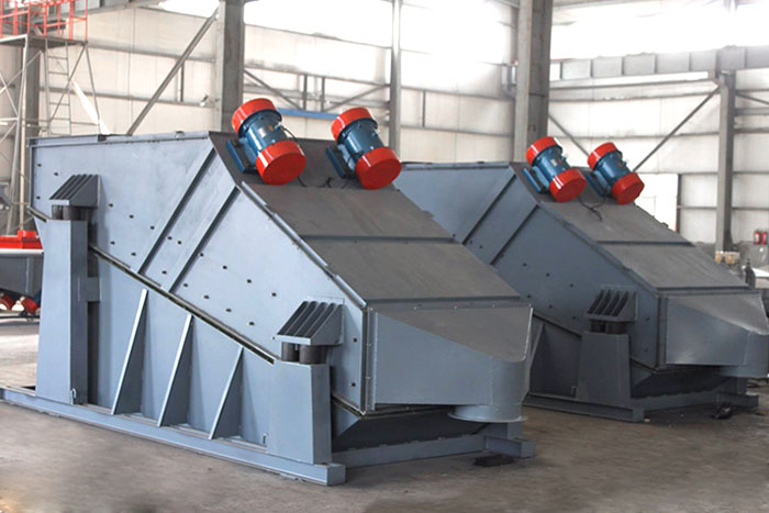 ZSG礦用振動篩采用雙電機振動，電機位置安裝在頂部，便于更好的傳遞振動力。