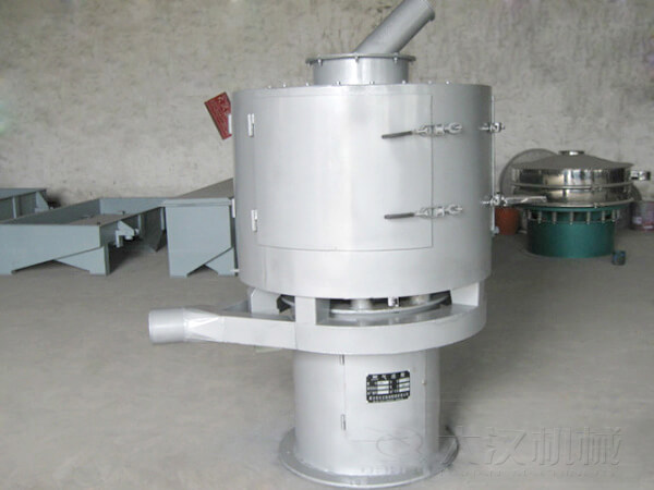 氣流篩與其它普通振動篩不同的是其采用的是立式篩網(wǎng)，篩分主要動力來自風機的吹動帶動物料撲向篩網(wǎng)，從而完成篩分目的。